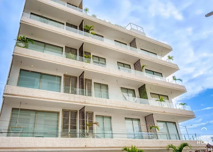 Ocean-view W Gym, Pool & Balcony *