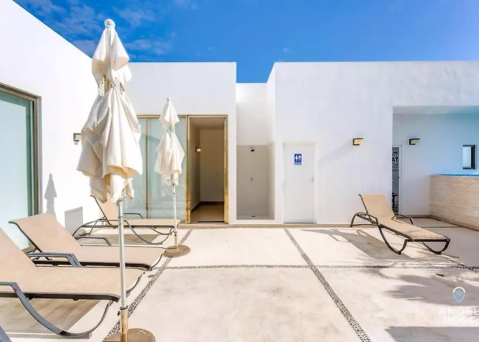 Ocean-view W Gym, Pool & Balcony *