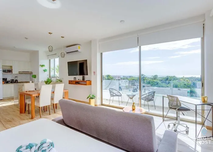 Ocean-view W Gym, Pool & Balcony